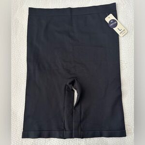 ✨NWT✨Women's High-Waisted Shaper Biker Shorts- Size Large